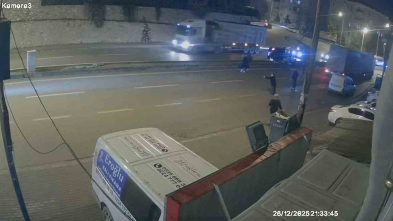 İnegöl'de Takla Atan Otomobil Direğe Çarptı: 3 Yaralı