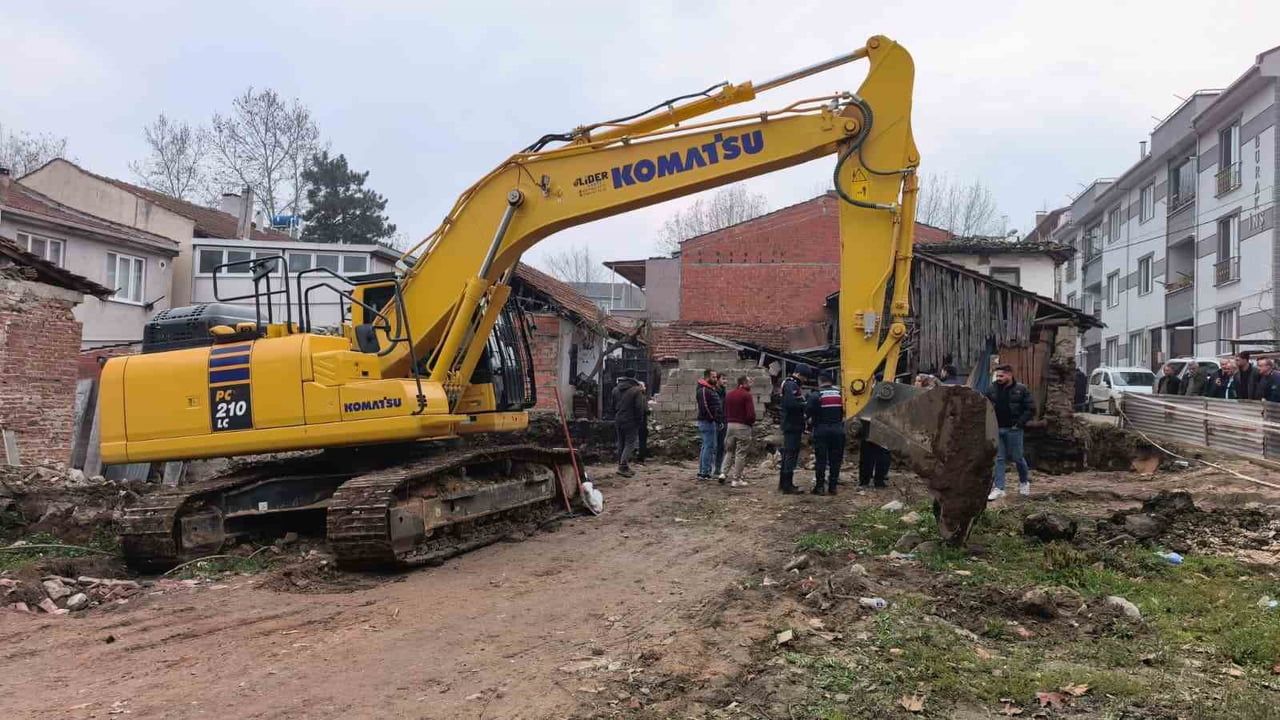İnegöl'de Temel Kazısında Tarihi Mezar ve İnsan Kemikleri Bulundu