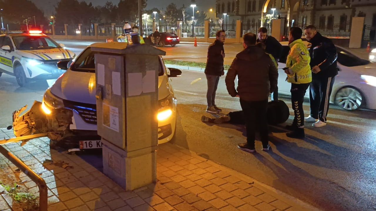 İnegöl'de Trafik Levhasına Çarpan Otomobil: 1 Yaralı