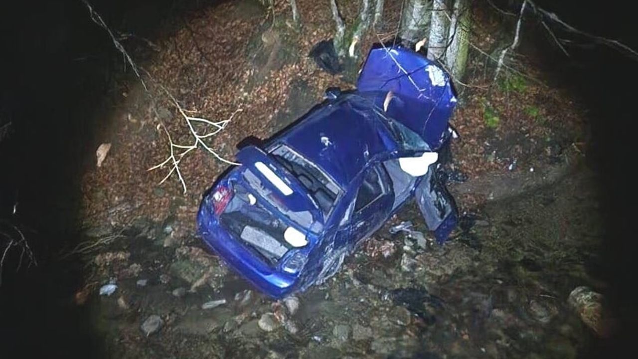 İnegöl'de Uçuruma Yuvarlanan Otomobilden 3 Kişi Sağ Kurtuldu