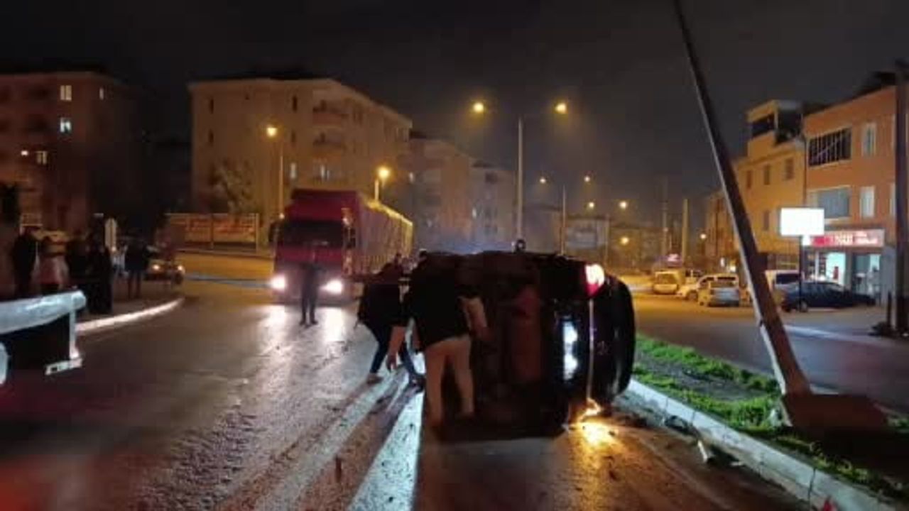 İnegöl'de yağış nedeniyle takla atan otomobil direğe çarptı: 3 yaralı