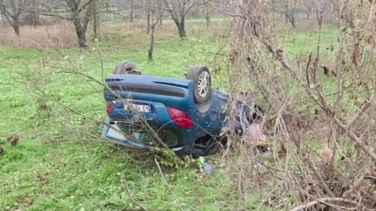 İnegöl'de Yağışta Kayganlaşan Yolda Otomobil Tarlaya Uçtu: 2 Yaralı