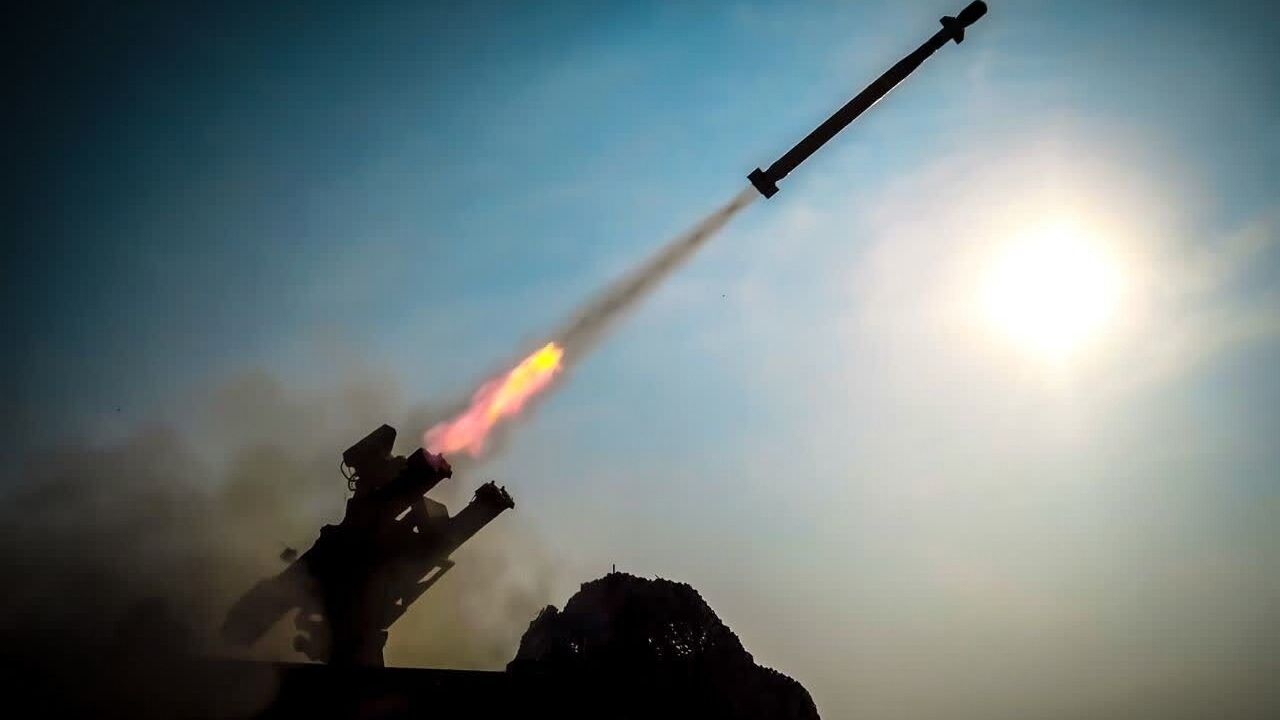 İran'dan Umman Denizi'ne Uzun Menzilli Füzelerle Atış