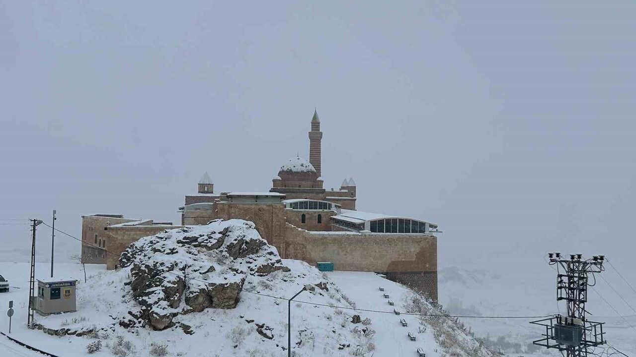 İshak Paşa Sarayı beyaza büründü: Doğubayazıt'ta kartpostallık görüntüler
