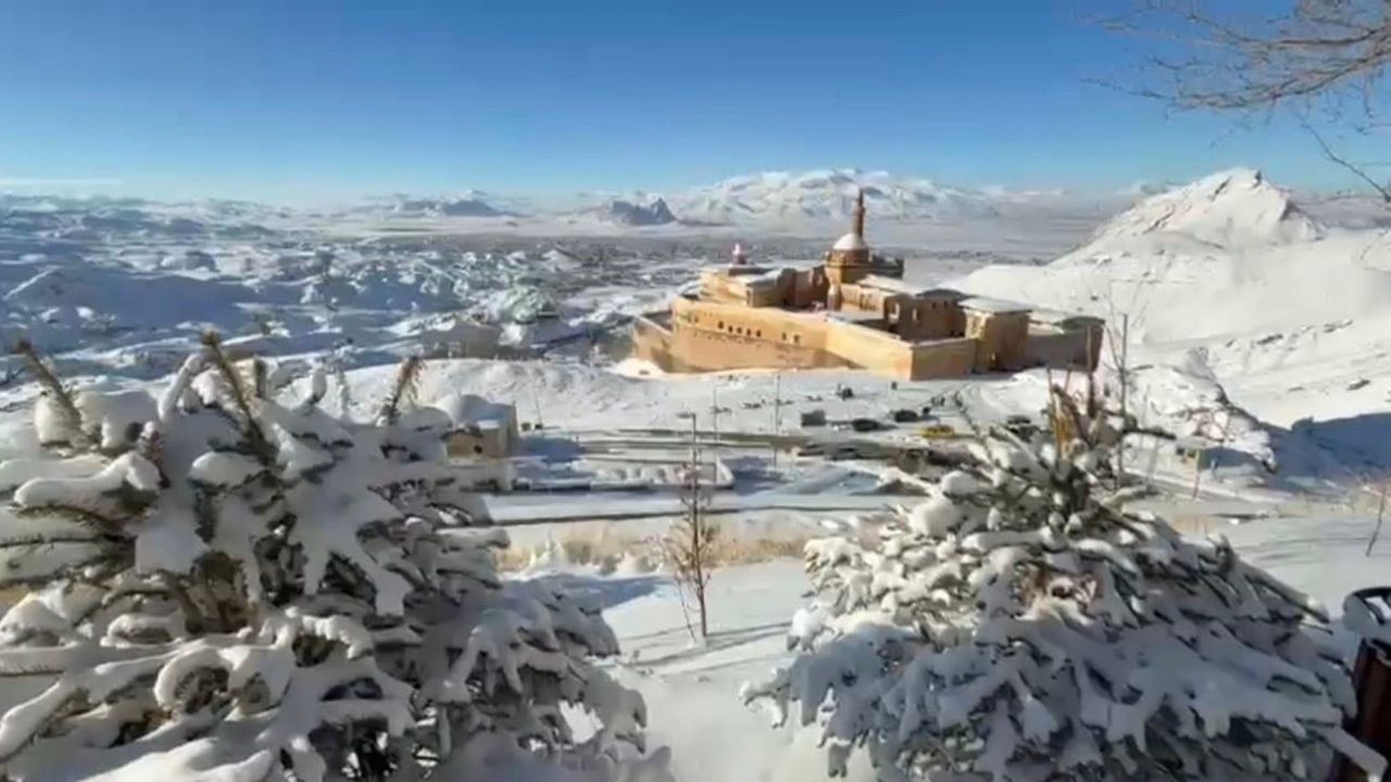 İshak Paşa Sarayı'nda Kışın Kartpostallık Görüntüler