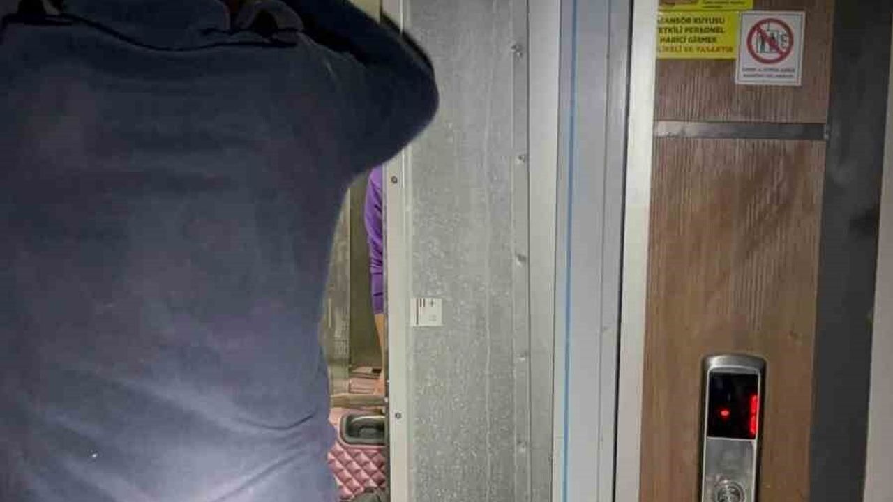 İskenderun'da asansörde mahsur kalanlar itfaiye tarafından kurtarıldı