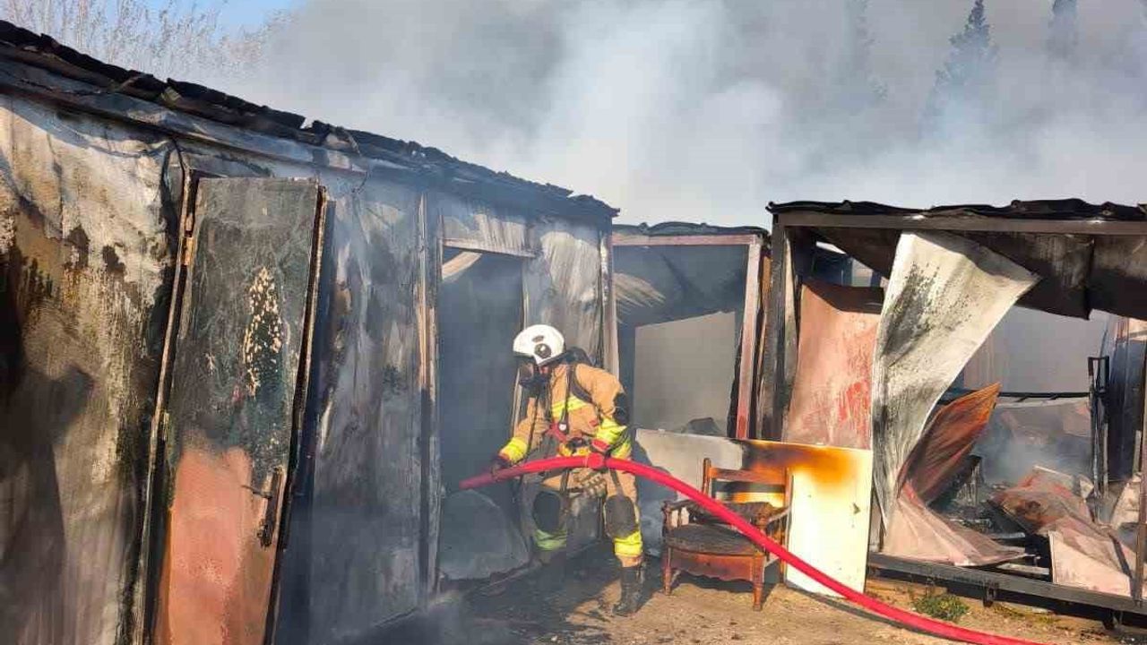 İskenderun'da Konteyner Yatakhane Alevlere Teslim Oldu