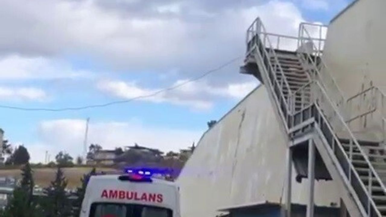 İskenderun'da Navigasyon Mağduru Tır Hastane Önünde Trafiği Kilitledi