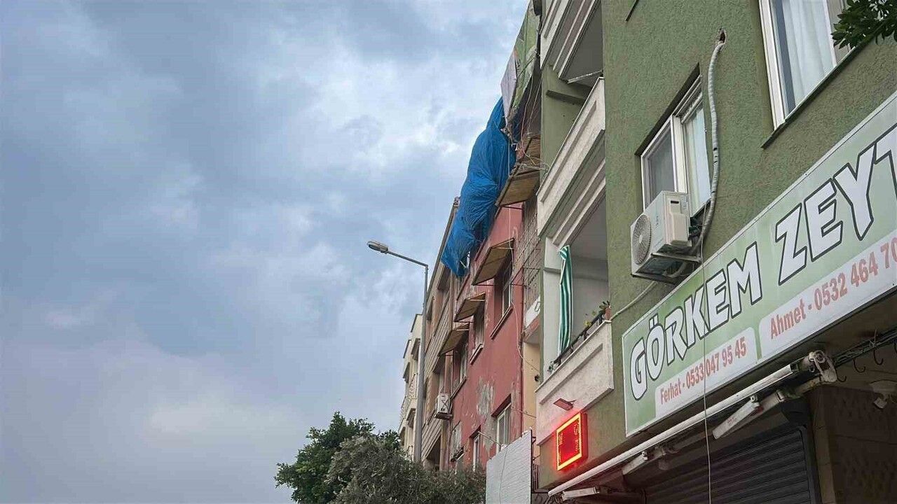 İskenderun’da Şiddetli Fırtına: Apartman Duvarı Çöktü, 3 Otomobil ve 1 Motosiklet Hasar Gördü
