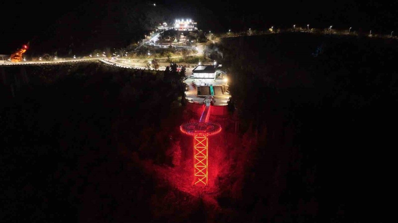 Isparta'da Cam Seyir Terası 112 Acil Sağlık Hizmetleri Haftası İçin Kırmızıya Büründü