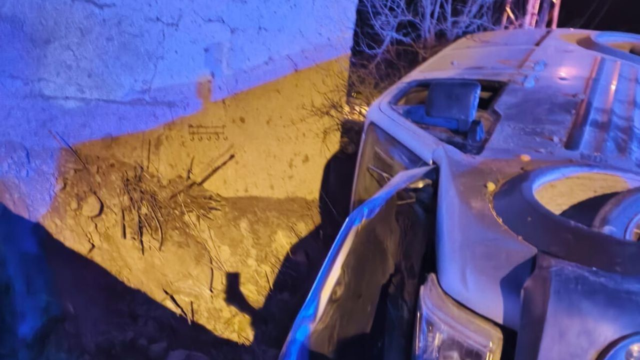 Isparta'da hafif ticari araç devrildi: 2 yaralı