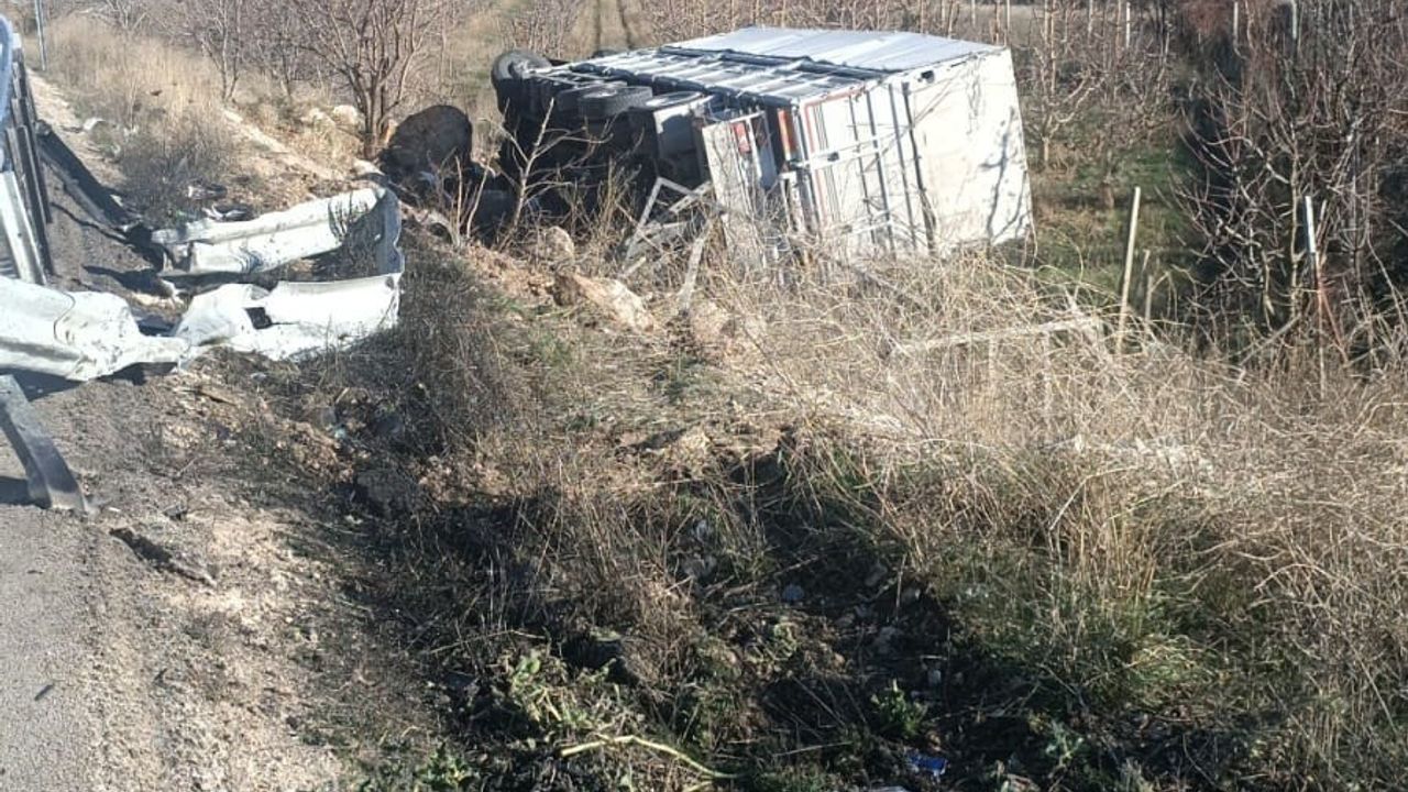Isparta'da Kontrolden Çıkan Kamyon Şarampole Devrildi: Sürücü Yaralandı