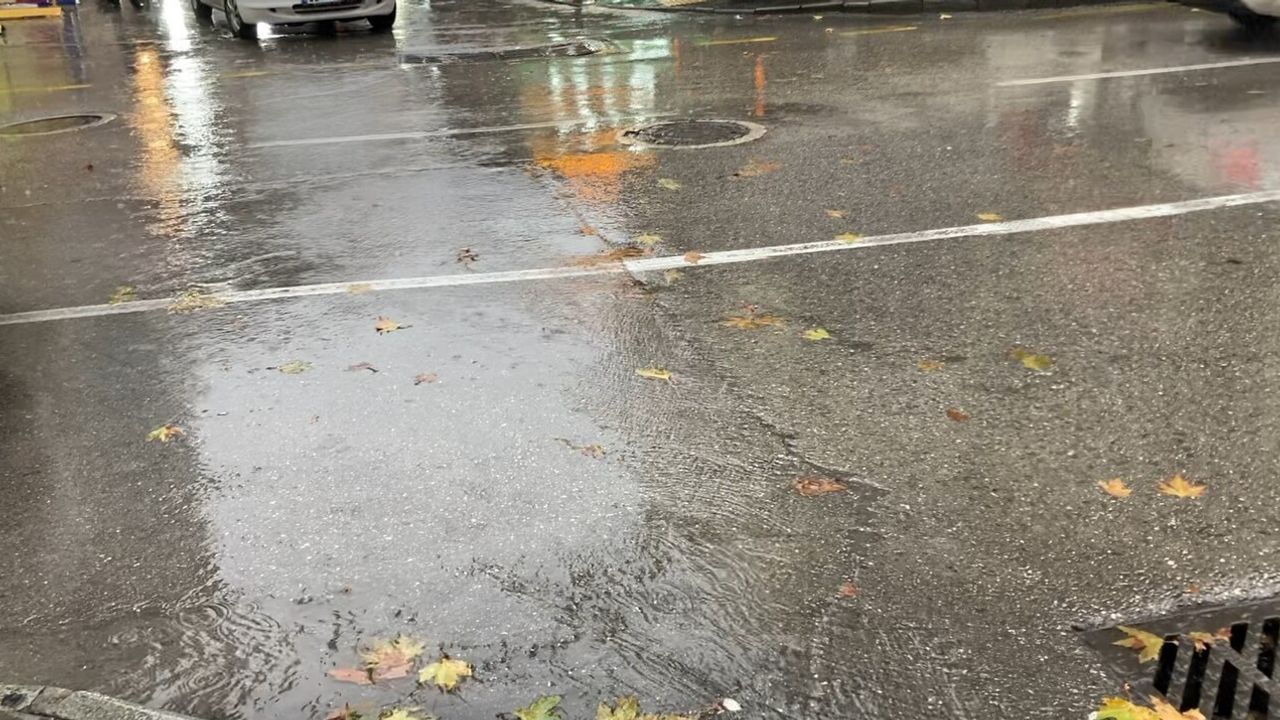 Isparta’da Sağanak Şiddetlendi: Yollarda Su Birikintileri, Meteoroloji Uyardı