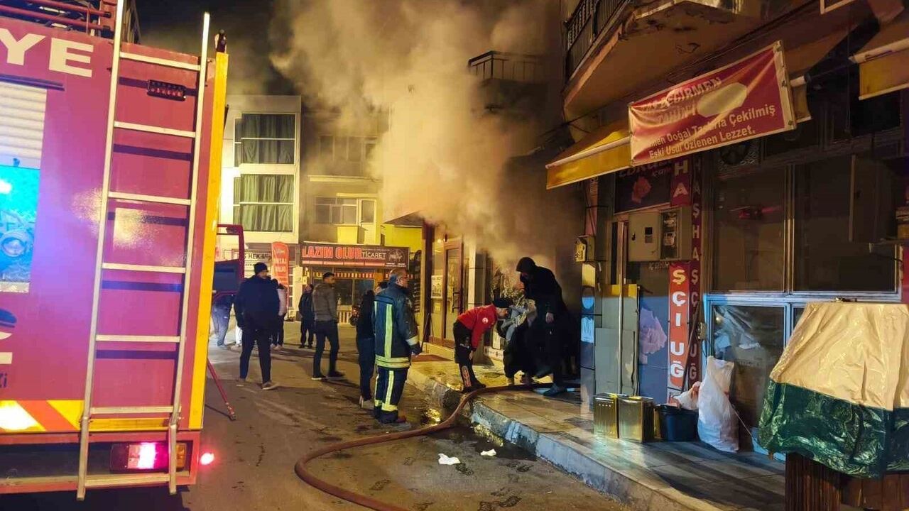 Isparta Şarkikaraağaç’ta İç Giyim Mağazasında Yangın — İtfaiye Müdahalesiyle Söndürüldü