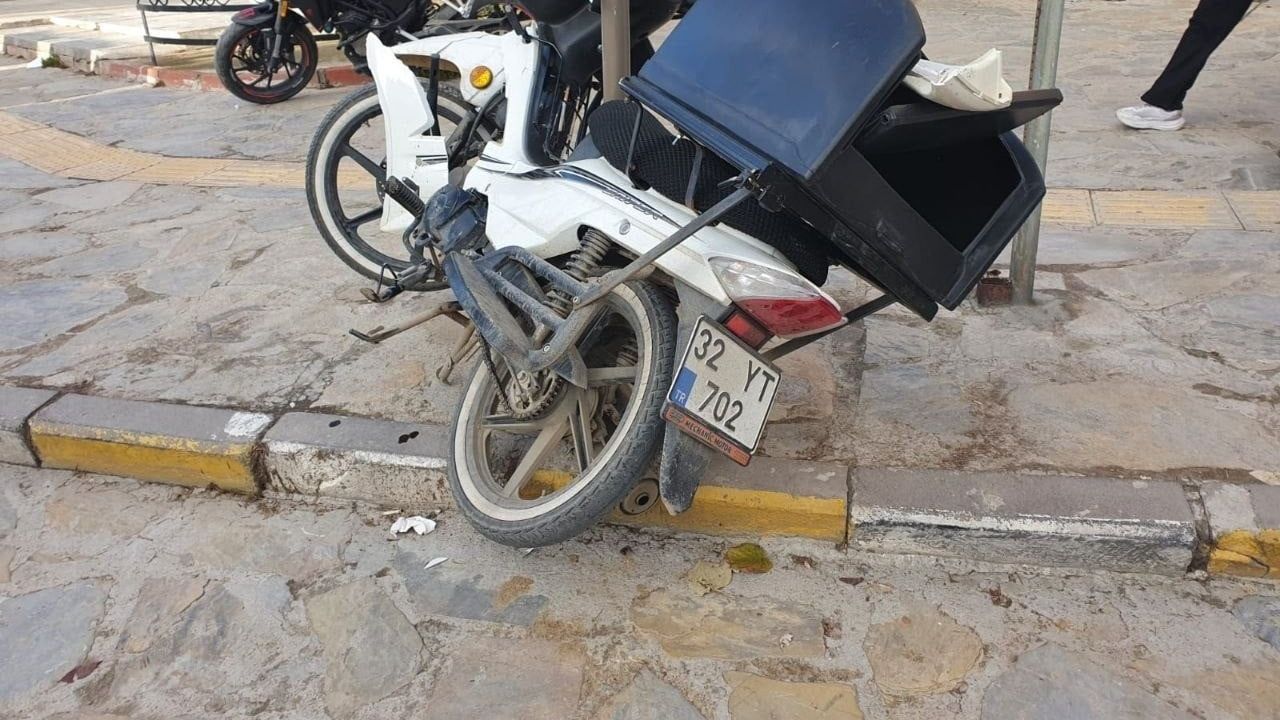Isparta Yalvaç'ta Otomobil ile Motosiklet Çarpıştı: 1 Yaralı