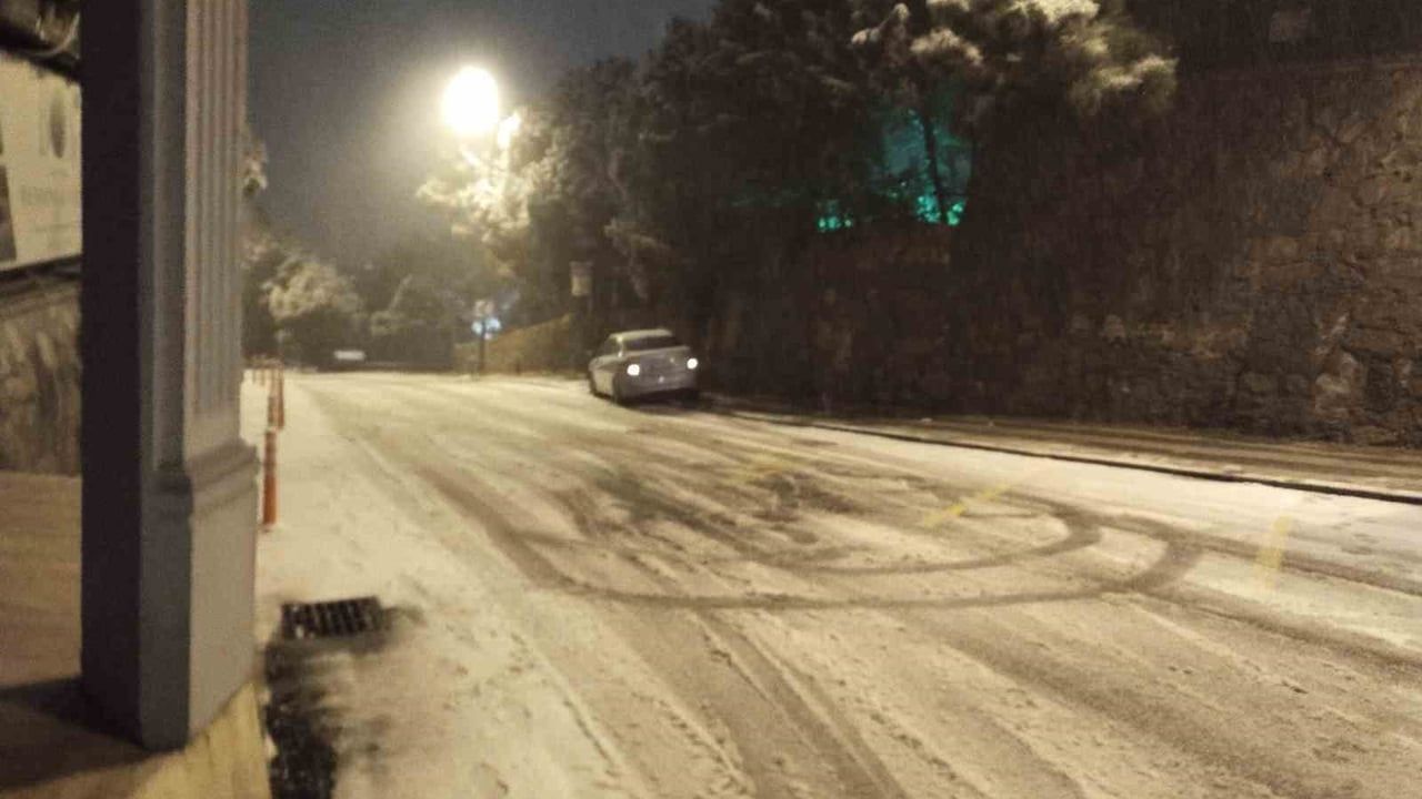 İstanbul Anadolu Yakası'nda Yoğun Kar: Çamlıca'da Yollar Beyaza Büründü
