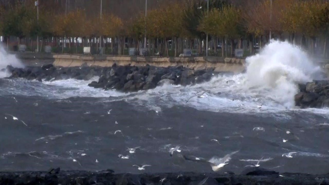 İstanbul’da Fırtına: Zeytinburnu ve Fatih’te Dev Dalgalar