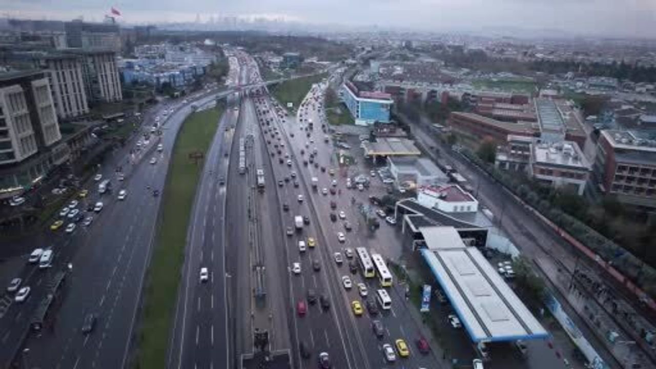İstanbul'da Haftanın İlk İş Günü Trafik Yoğunluğu %76 (İBB, 08.45)