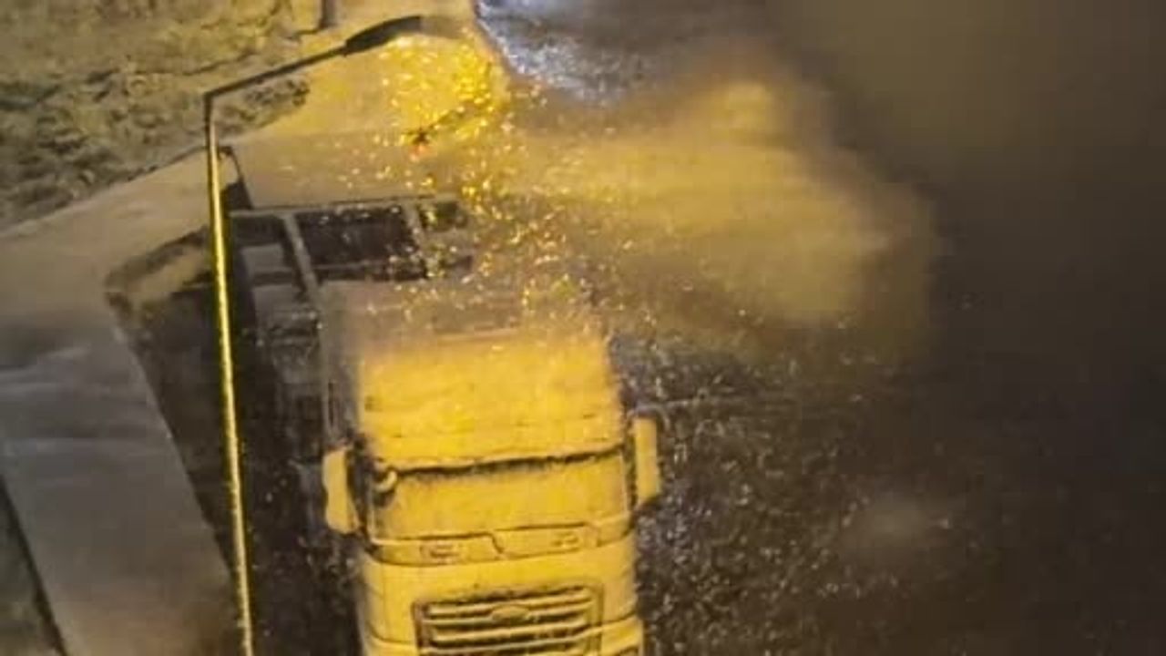 İstanbul’da Kar Yağışı Devam Ediyor: Yollar Beyaza Büründü