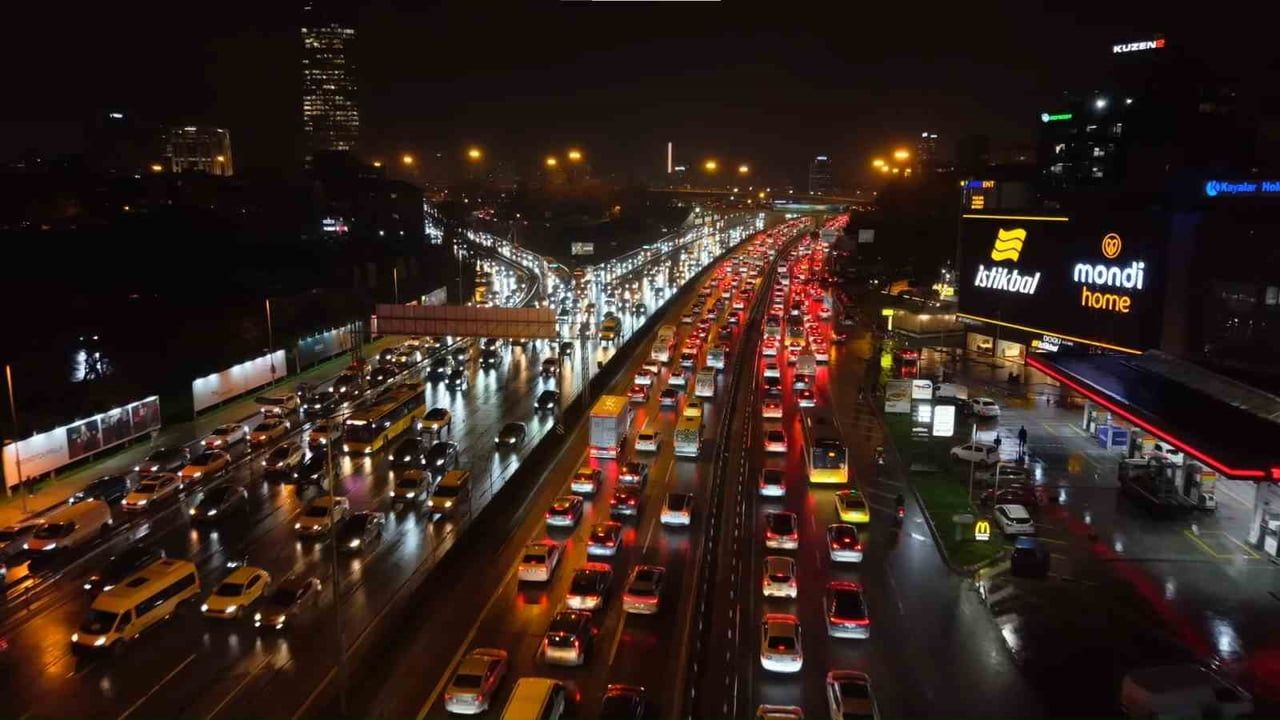 İstanbul'da Trafik Felci: Yağmurla Yoğunluk yüzde 90'a Ulaştı