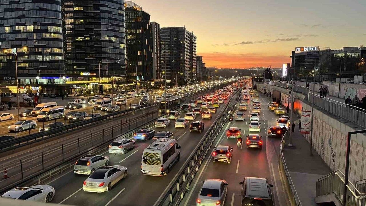 İstanbul’da Trafik Yüzde 81'e Ulaştı — E-5 ve Ana Arterlerde Kilitlenme
