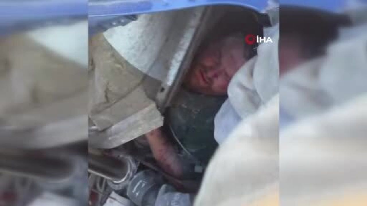 İstanbul-İzmir Otoyolu'nda Kamyon Bariyere Çarptı: Sürücü İtfaiye ile Kurtarıldı