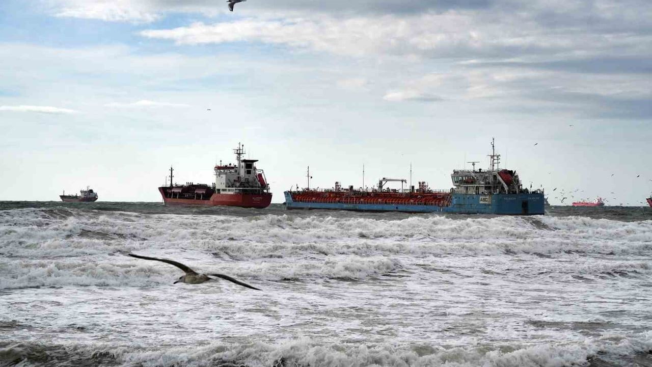 İstanbul Küçükçekmece'de Tanker Teması: 'Kalbajar' Kurtarıldı, 'Alatepe' İçin Müdahale Sürüyor