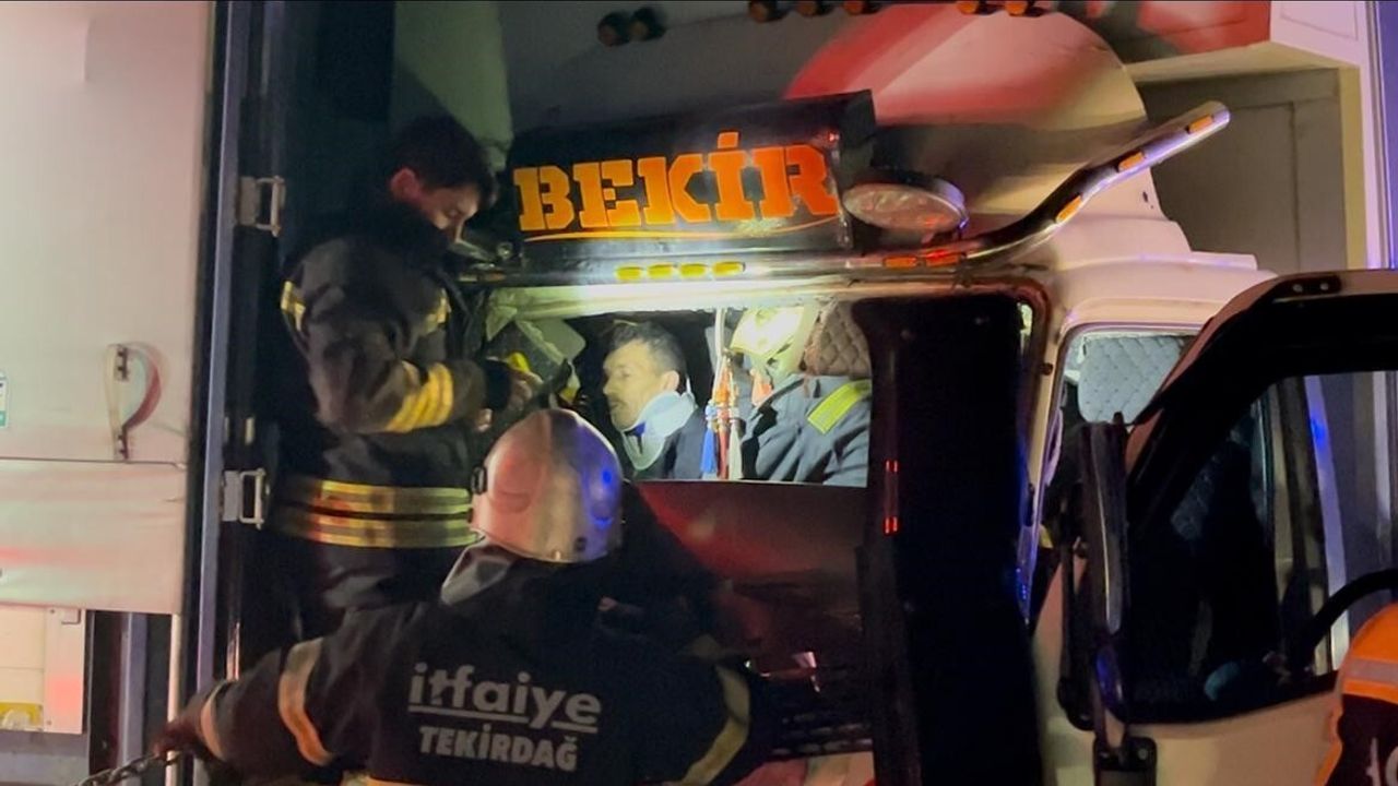 İstanbul TEM Otoyolu Silivri'de Sıkışmalı Zincirleme Kaza: 4 Yaralı