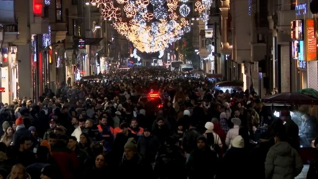 İstiklal Caddesi'nde Yeni Yıla Hazırlıkta Yoğunluk — Dron Görüntüleri