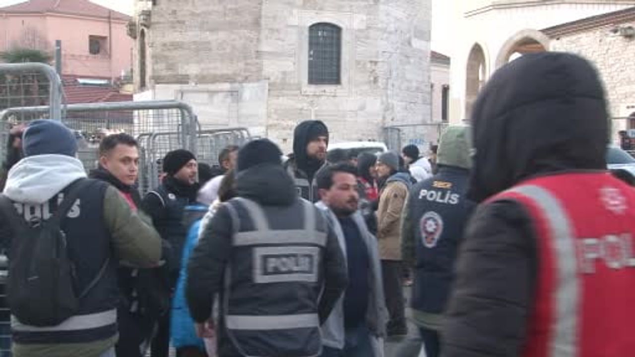 İstiklal Caddesi'nde Yılbaşı Önlemi: Beyoğlu Girişinde Polis Bariyerleri