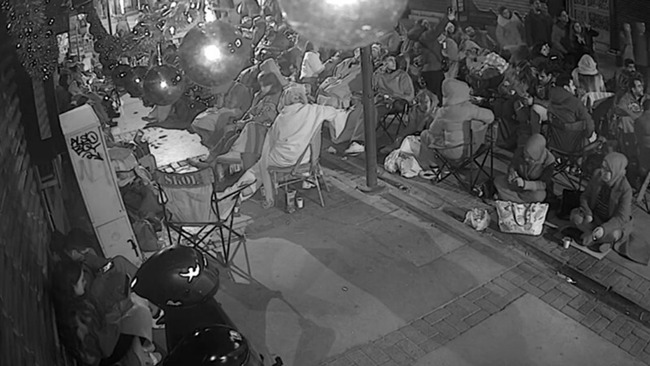 İzmir Alsancak’ta Kozmetik İndirimi: Kamp Sandalyesi ve Battaniyelerle Kuyruk