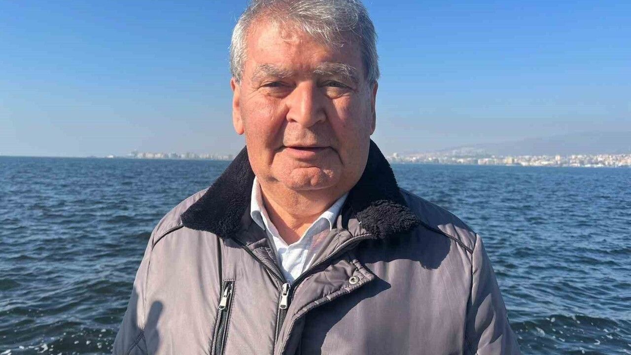 İzmir Bostanlı'da 'deniz marulu' istilası: Körfezde yeşil tabaka