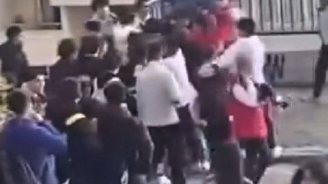 İzmir Buca'da Öğrenci Kavgası Sokakları 'Boks Ringine' Döndürdü