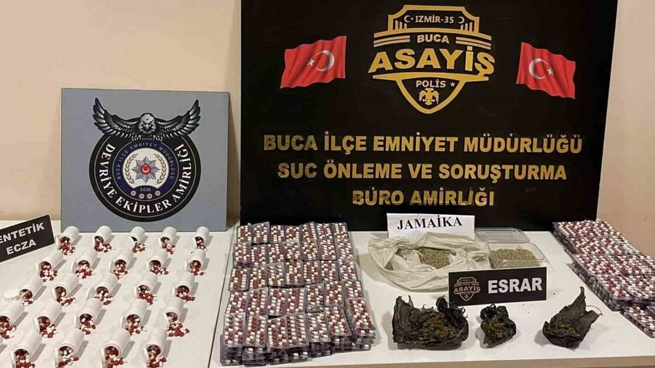 İzmir Buca'da Uyuşturucu Operasyonu: 5.440 Hap, Bonzai ve Esrar Ele Geçirildi