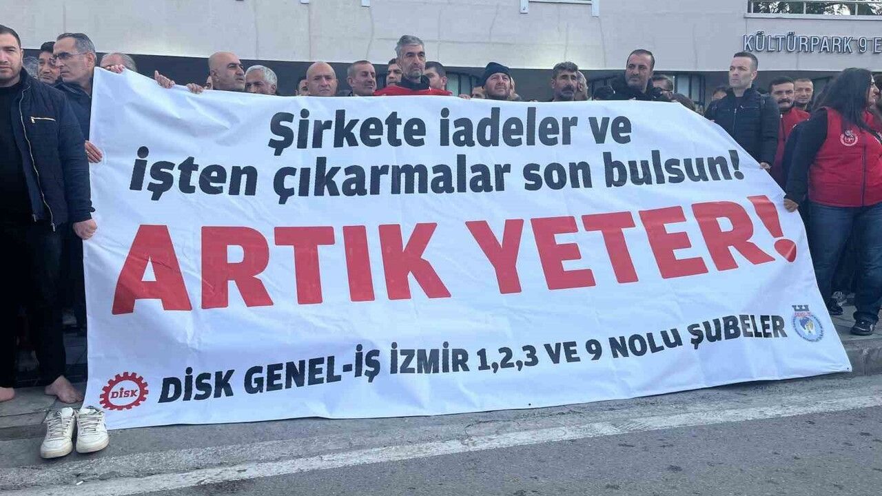 İzmir Büyükşehir işçileri çıplak ayakla yürüdü: Ödenmeyen haklar protestosu