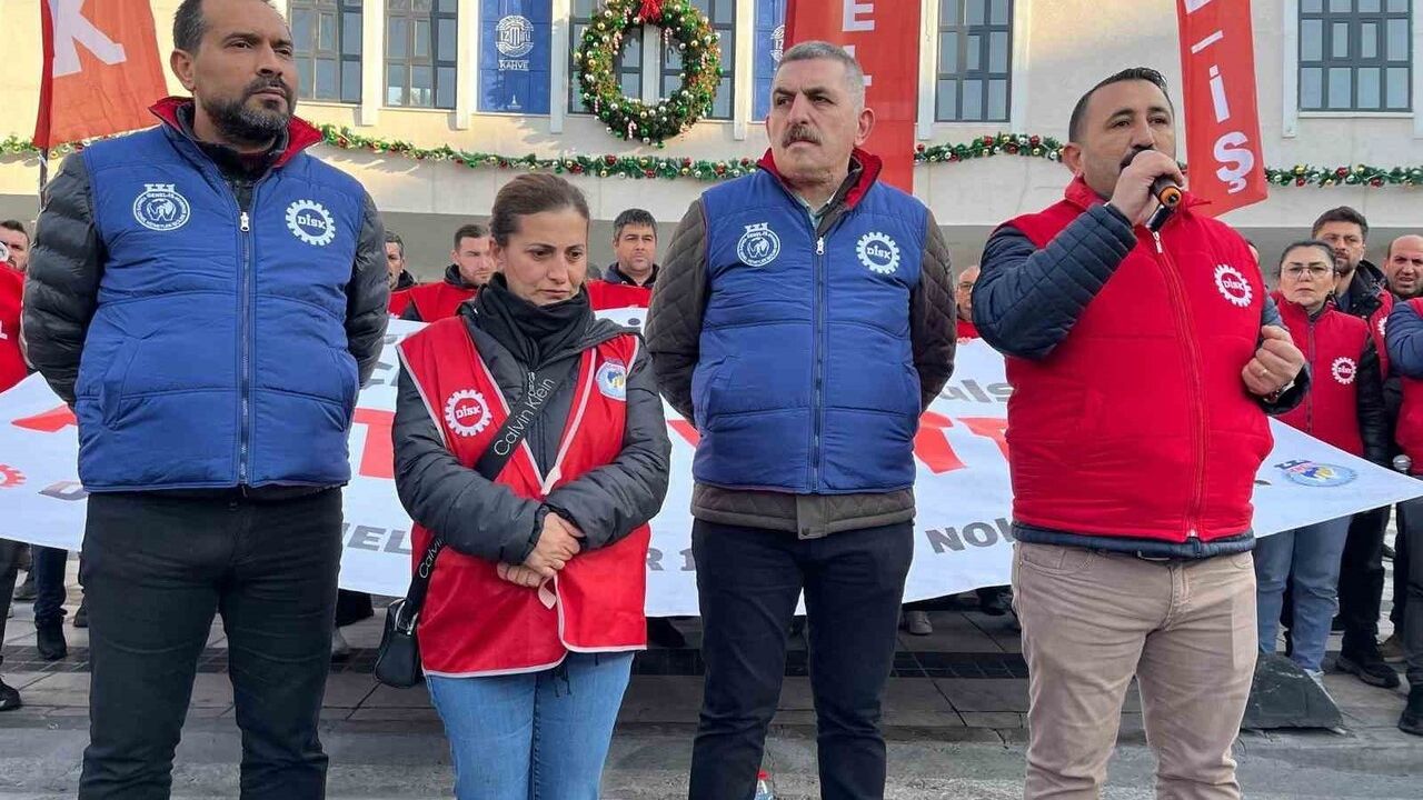 İzmir Büyükşehir işçileri: Masa kurulmazsa mücadele büyüyecek