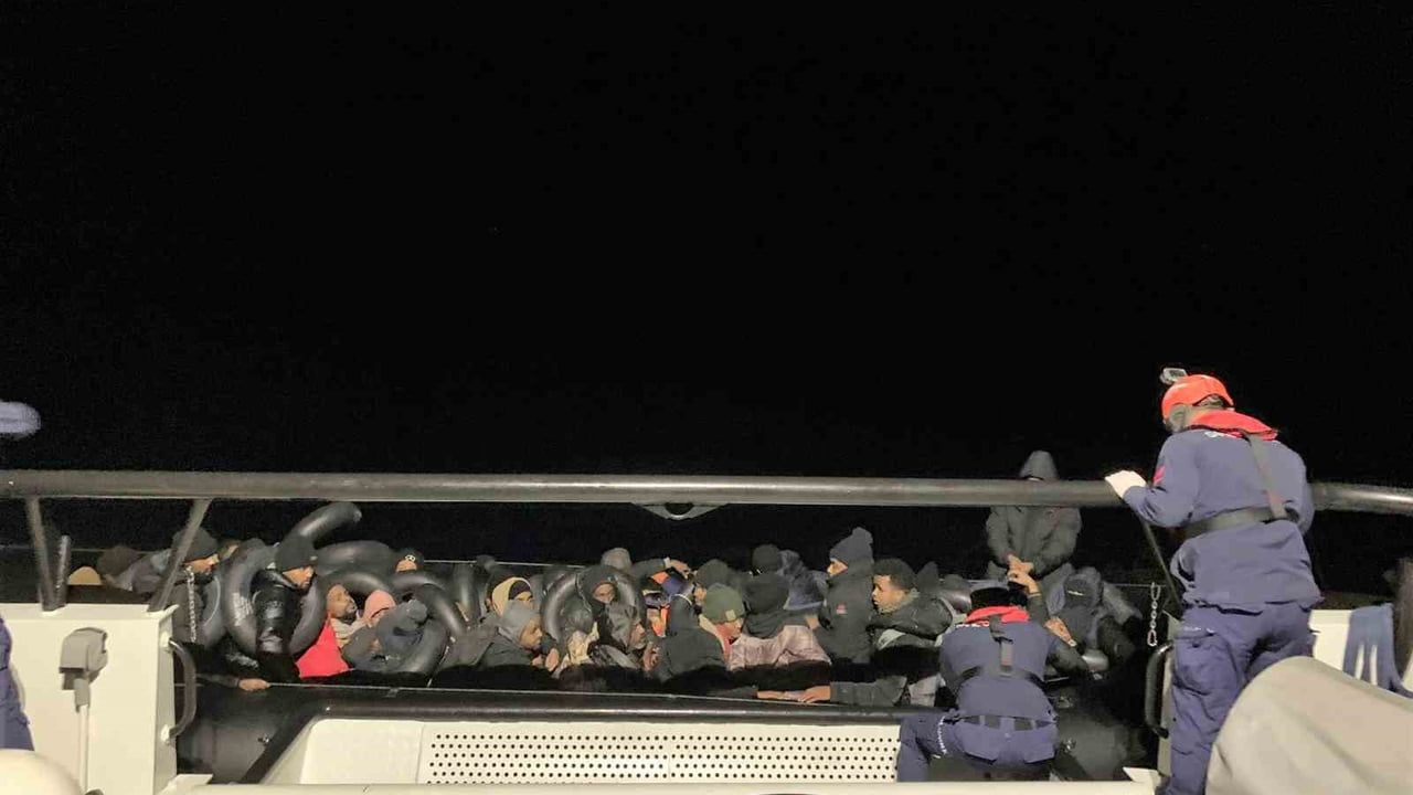 İzmir Çeşme'de Sahil Güvenlik Operasyonu: 44 Göçmen Yakalandı, 18 Kurtarıldı