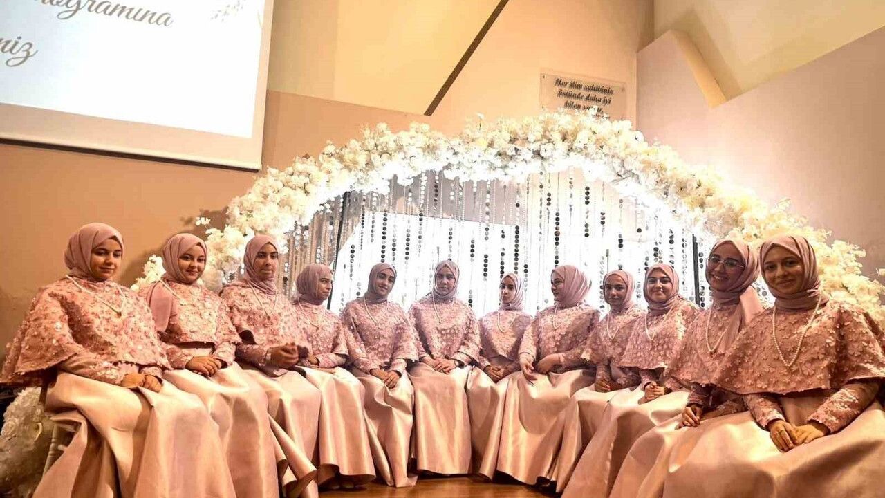 İzmir'de 12 genç hafize icazet aldı