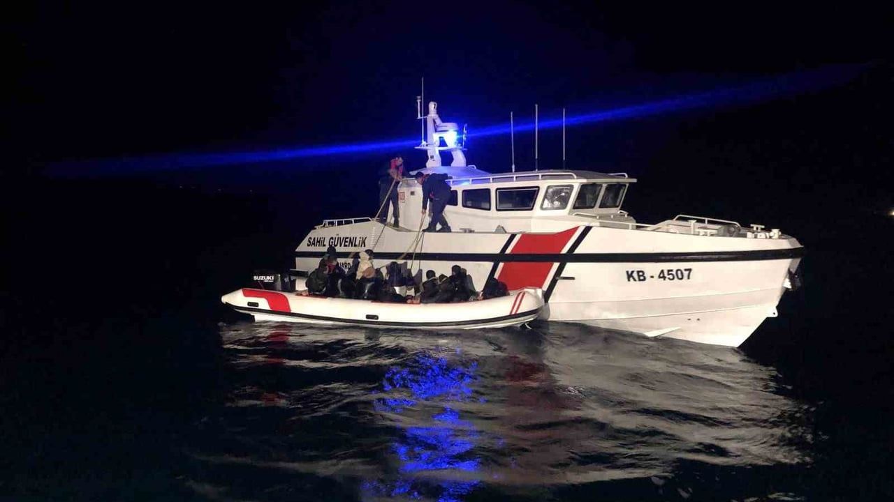 İzmir'de 24 saatte 99 göçmen yakalandı, 3 kaçakçı gözaltında