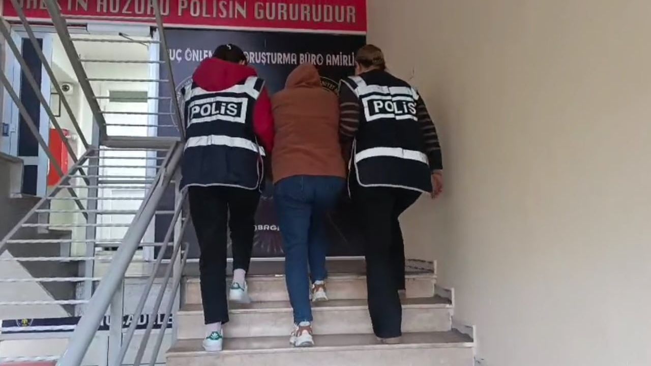İzmir'de 28 Yıl Hapisle Aranan Kadın Hırsız Kıskıvrak Yakalandı