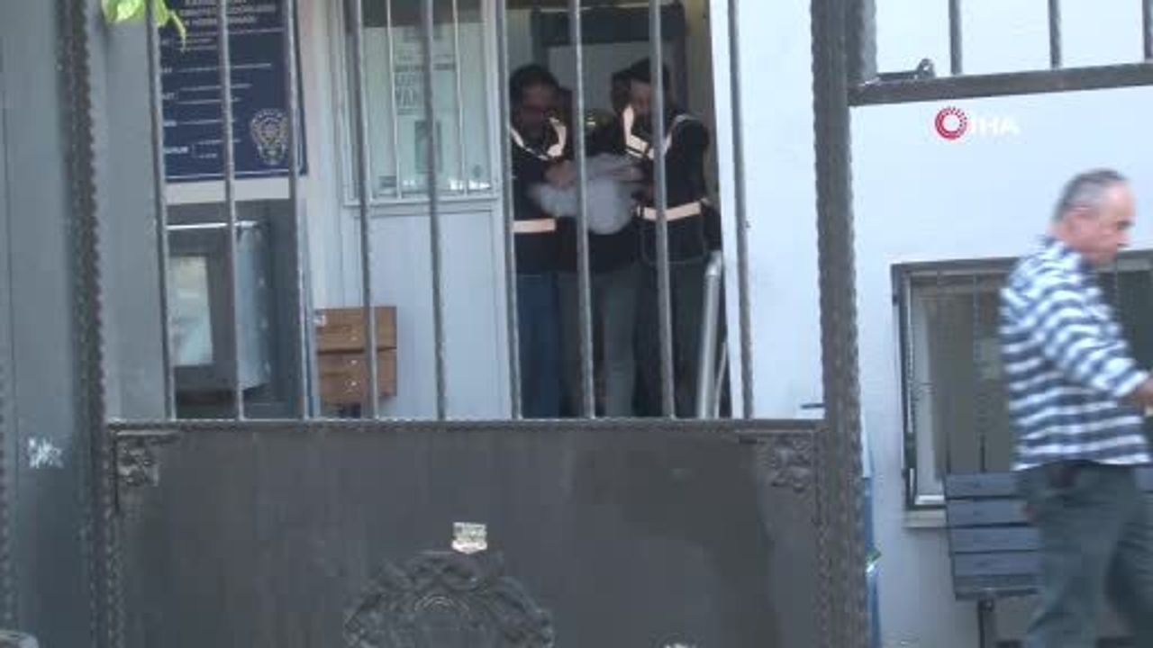 İzmir'de 3 yaşındaki çocuğun boğazına bıçak dayayan baba ev hapsiyle tahliye edildi