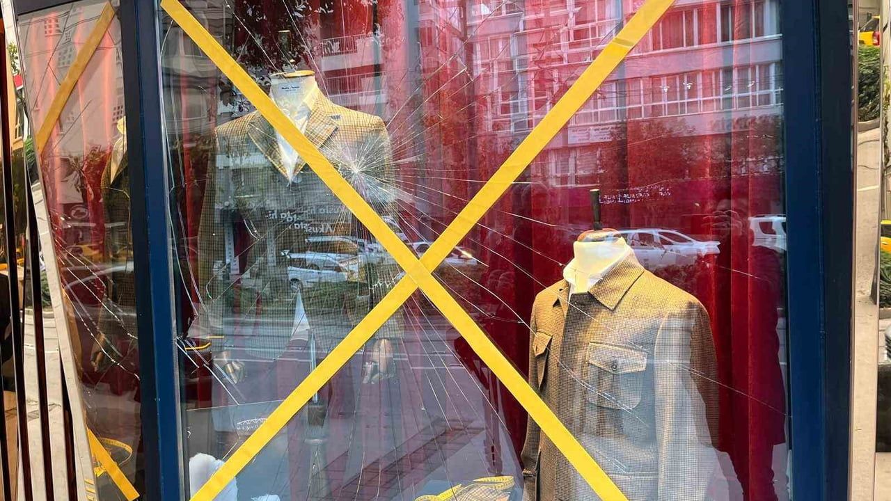 İzmir'de Alkollü Travesti Vitrin Camını Başıyla Kırdı