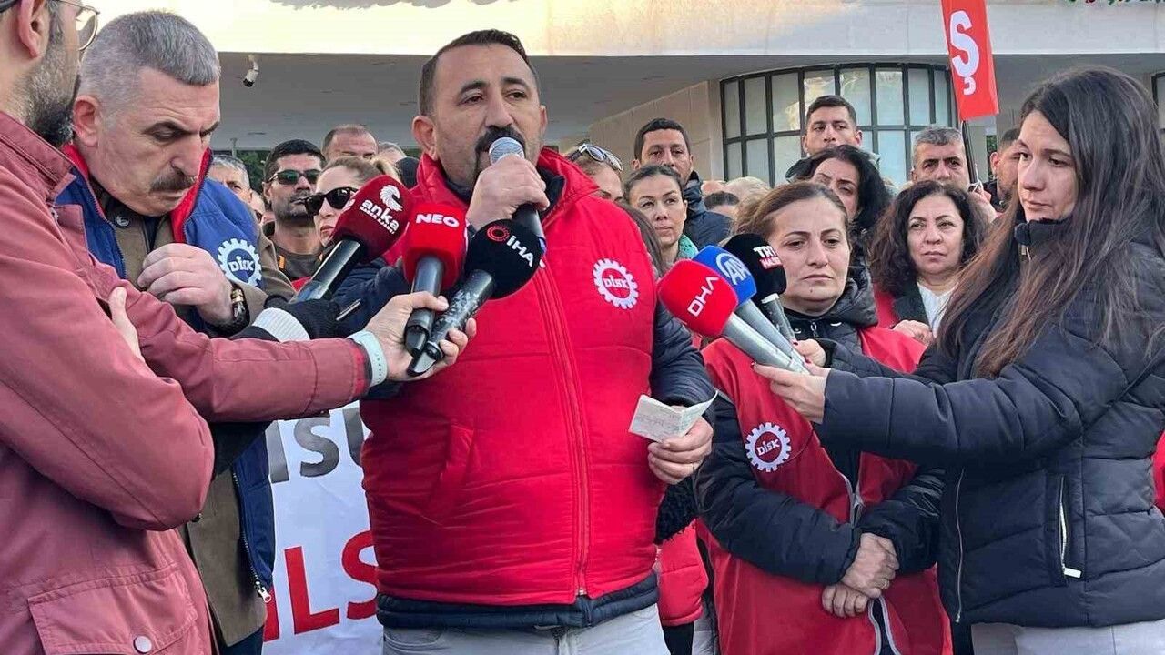 İzmir'de Belediye İşçileri Yarım Gün İş Bıraktı: Ödeme Krizi ve 300+ İşçi Talebi