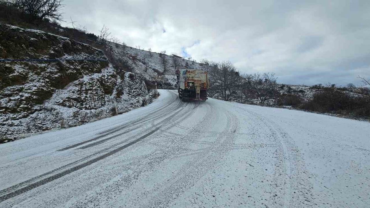 İzmir'de Karla Mücadele: Yüksek Kesimler Beyaza Büründü
