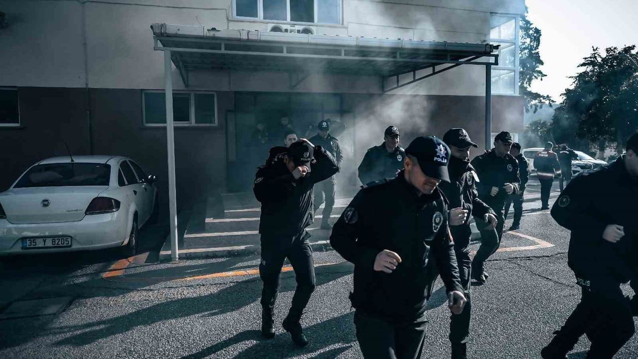 İzmir'de Polis Okulunda Yangın Tatbikatı — İtfaiye Müdahalesi