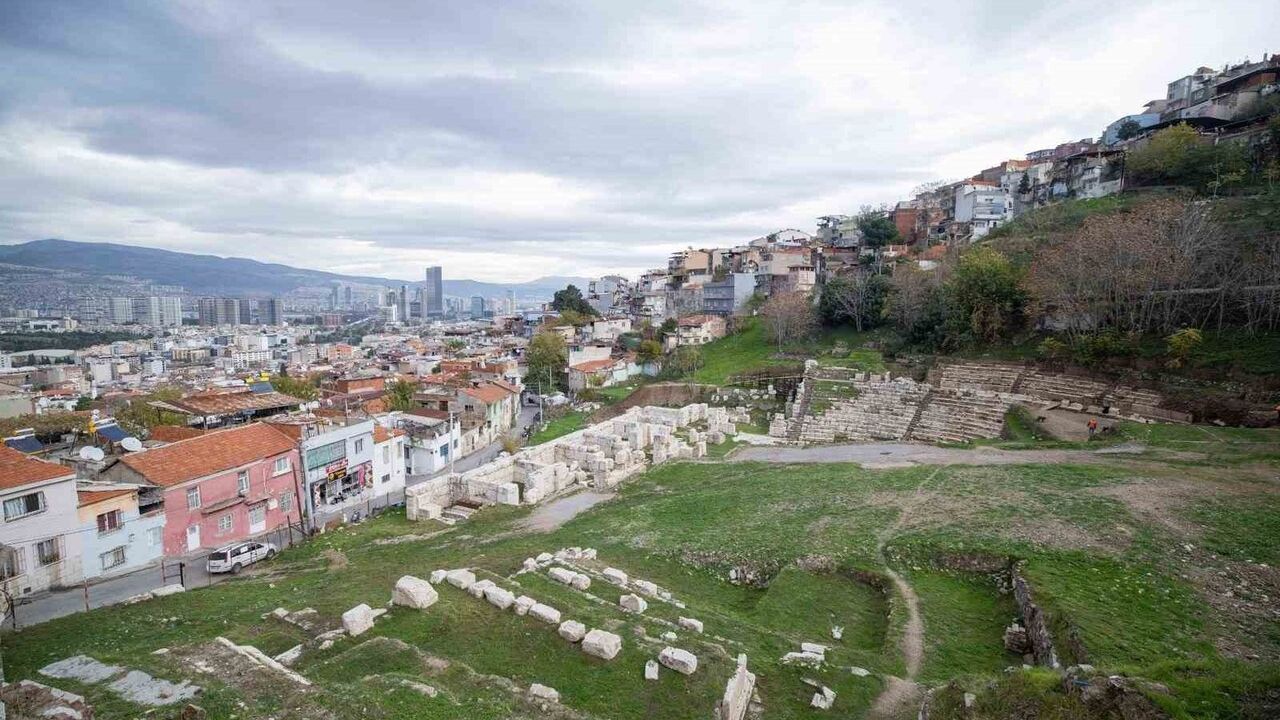 İzmir'de Smyrna Tiyatrosu Gün Yüzüne Çıkıyor — 20 Bin Kişilik Antik Tiyatro