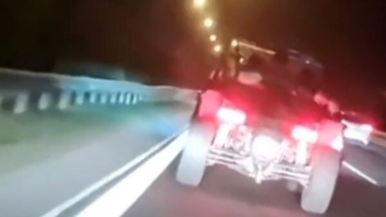 İzmir’de Tehlikeli Şerit Değiştiren Sürücü Yakalandı