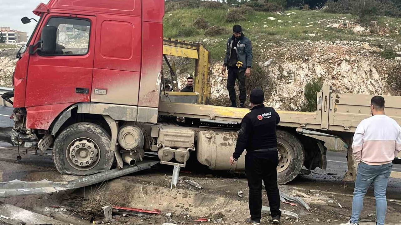 İzmir'de Tır Bariyerleri Aşıp Karşı Şeride Geçti — Kaza Araç Kamerasında