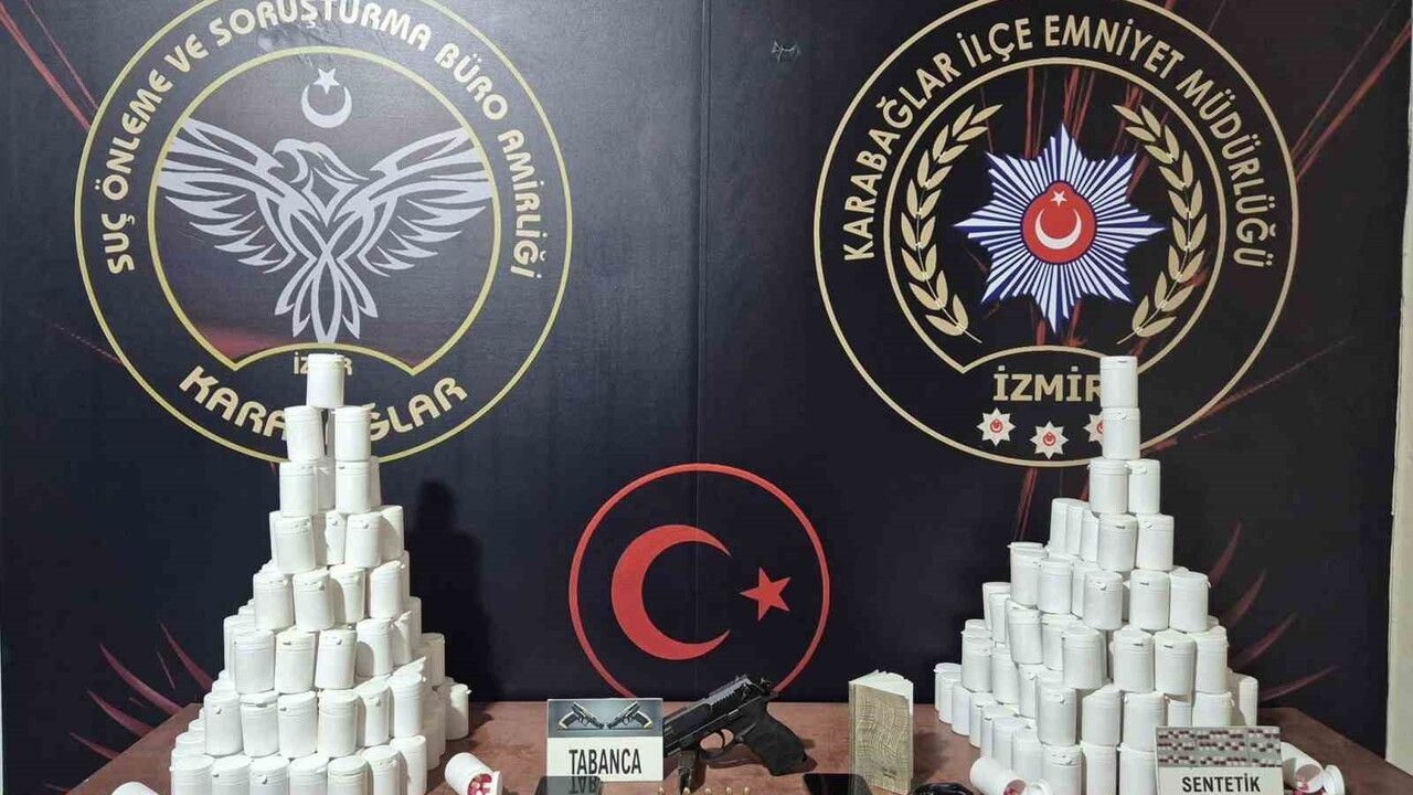 İzmir'de Uyuşturucu Taciri Sevgililer Binlerce Hapla Yakalandı