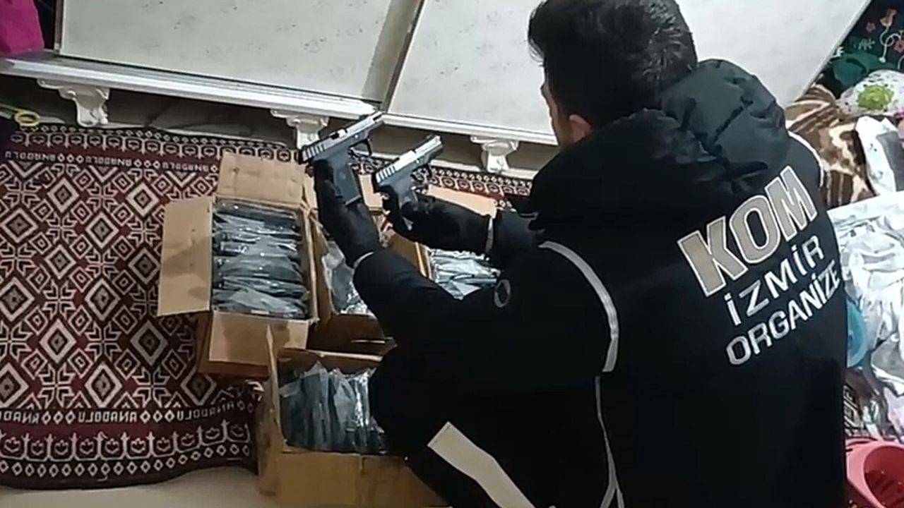 İzmir'de Yasa Dışı Silah Operasyonu: 67 Silah Ele Geçirildi, 1 Tutuklama